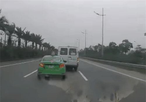 Clip: Taxi và xe khách rượt đuổi như phim hành động trên cao tốc khiến dân tình sợ "xanh mặt"