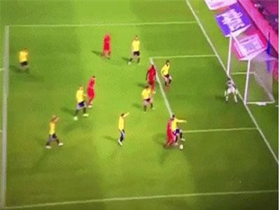 Đố nhịn được cười với pha bỏ lỡ khó tin của Lukaku