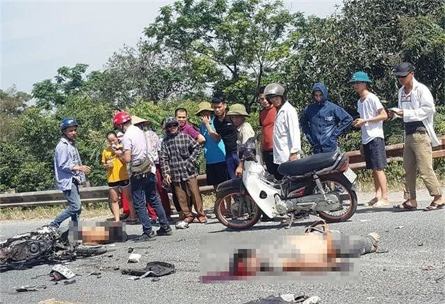 Hai thanh niên tử nạn sau cú đối đầu với xe ben  - 1