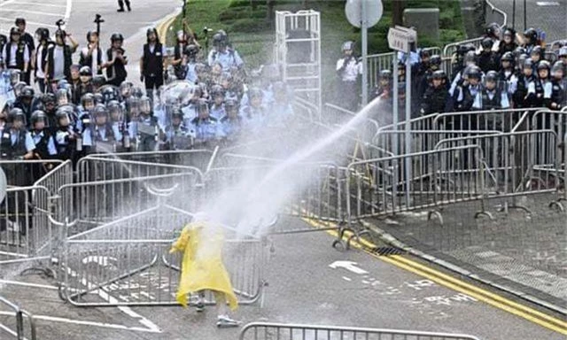 Hong Kong hoãn thảo luận dự luật dẫn độ vì sức ép biểu tình - 1