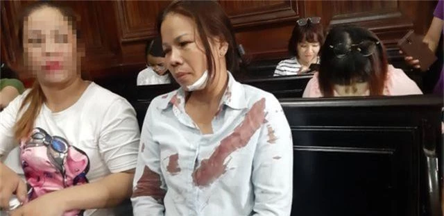 Người nhà bị hại đánh vợ bị cáo ngay tại tòa - 1