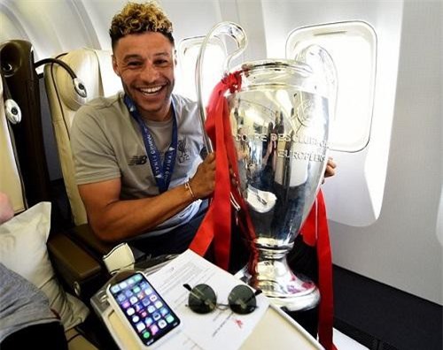 Ngồi chơi xơi nước 1 năm, sao Liverpool vẫn được gia hạn