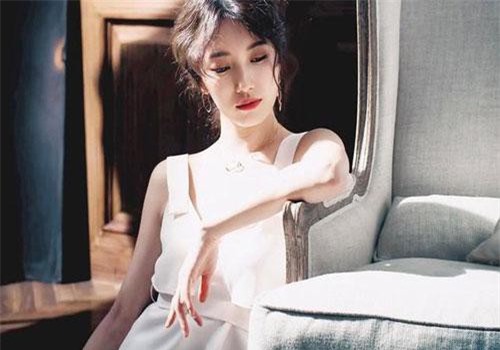 Bí mật đằng sau mấy sợi tóc màu rượu đỏ vợ tìm được dưới gối sau chuyến công tác trở về