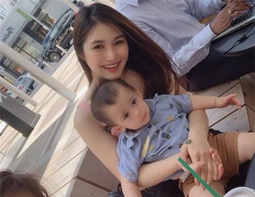 Phủ nhận chuyện có bầu song Hương Tràm lại khoe ảnh "chồng con" ở Mỹ