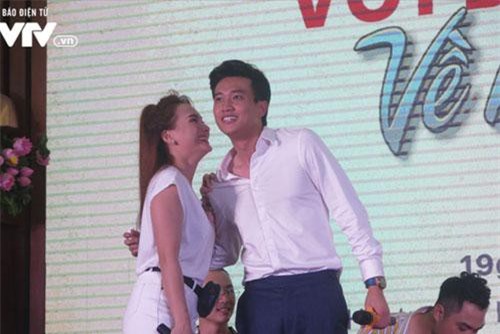 Ngoài những lúc cãi nhau chí chóe, Thư - Vũ "Về nhà đi con" lại 'tình tứ' như thế này!