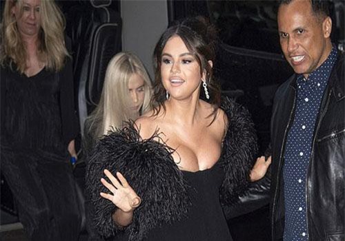 Selena Gomez gây chú ý với váy bó sát, chèn ép ngực đầy sau tin đồn vẫn liên lạc với Justin Bieber