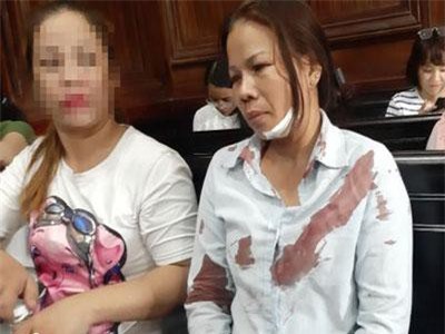 TPHCM: Người nhà bị hại đánh vợ bị cáo ngay tại tòa