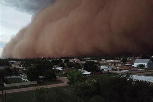 Cơn bão bụi khổng lồ bao trùm thị trấn không khác gì cảnh tận thế trong phim