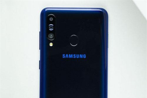 Ảnh chi tiết Samsung Galaxy M40: 3 camera sau, cấu hình tốt, pin 3.500 mAh, giá gần 7 triệu