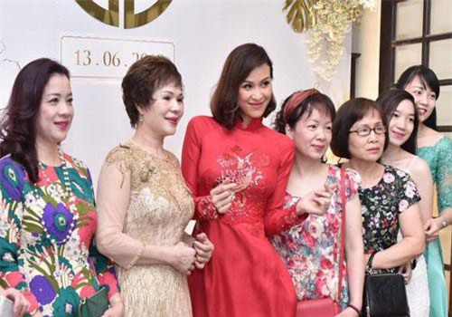 MC Phương Mai diện Áo dài đỏ, rạng rỡ trong lễ ăn hỏi với ông xã người Ba Lan