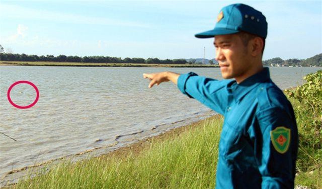 Hà Tĩnh: Phát hiện bom dưới đáy sông, quân đội cắm phao cảnh báo