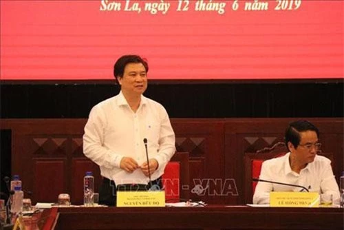Thứ trưởng Bộ Giáo dục và Đào tạo Nguyễn Hữu Độ phát biểu tại buổi làm việc ở Sơn La. (Ảnh: TTXVN)