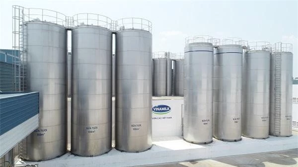 Hệ thống bồn chứa sữa tươi khổng lồ tại siêu nhà máy sản xuất sữa nước tại Bình Dương của Vinamilk với công suất 800 triệu lít/năm