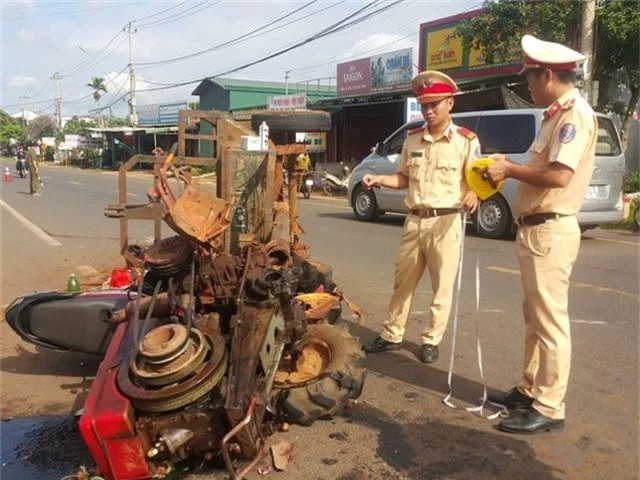 Xe máy cày gãy trục lao vào xe máy, 10 người bị thương - 2