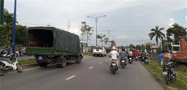 Cả tuyến đường náo loạn do nhóm giang hồ vây công an trong xe ô tô - 1