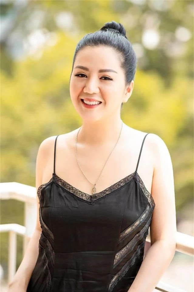 dinh hien anh - ba xa thu truong mac thanh lich dep hut anh nhin hinh anh 2