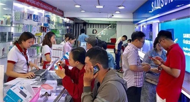 Nghịch lý: Smartphone cao cấp giảm giá mạnh, dân vẫn chuộng hàng cũ - 1