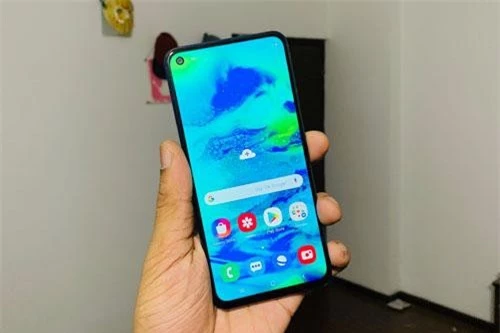 Galaxy M40 dùng tấm nền màn hình IPS kích thước 6,3 inch, độ phân giải Full HD Plus (2.340x1.080 pixel), mật độ điểm ảnh 409 ppi. Màn hình này được chia theo tỷ lệ 19,5:9, thiết kế dạng đục lỗ, bảo vệ bởi kính cường lực Corning Gorilla Glass 3 và chiếm 91,8% diện tích mặt trước. 