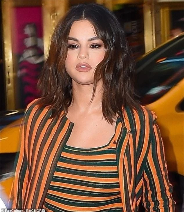 Selena Gomez lộ nọng cằm, bụng to bất thường nhưng nguyên nhân sau đó khiến ai cũng phải xót xa - Ảnh 1.