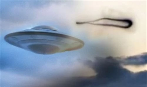 Tiếp tục lộ hình ảnh UFO hình chiếc nhẫn trên bầu trời nước Mỹ? - Ảnh 1