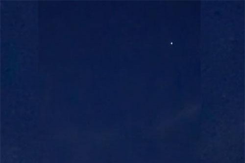 Clip: Vật thể kỳ lạ nghi là UFO xuất hiện trên bầu trời ở Vương quốc Anh