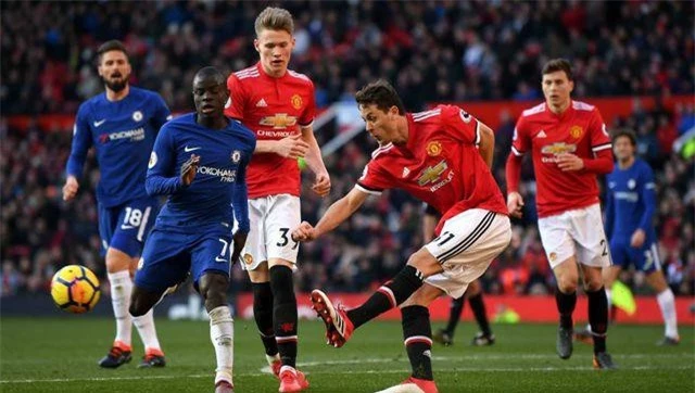 Man Utd (áo đỏ) gặp Chelsea (áo xanh) ở vòng 1 Premier League