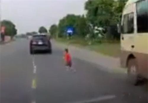 CLIP: 'Mất vía' cảnh ôtô bẻ lái cứu sống bé trai sang đường trong gang tấc