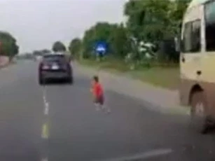 CLIP: 'Mất vía' cảnh ôtô bẻ lái cứu sống bé trai sang đường trong gang tấc