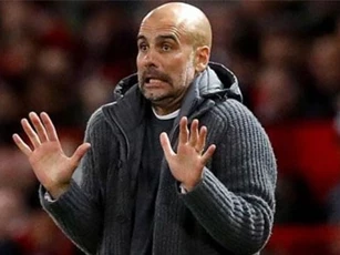 Pep Guardiola “nóng gáy” với tin đồn rời Man City