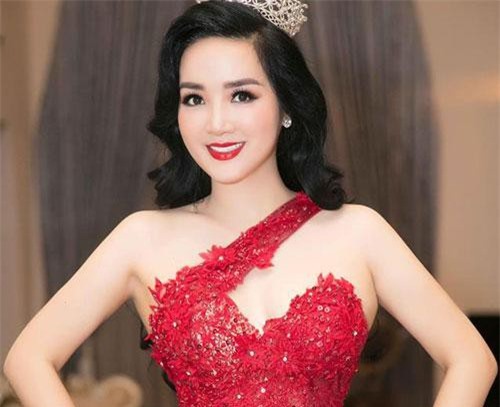 Hành động "lạ" Giáng My khi bị chê tuổi U50 vẫn chỉnh ảnh như búp bê