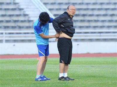 HLV Park Hang Seo đi khám sức khỏe do bị đau lưng