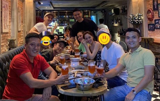 Dương Triệu Vũ khéo léo che chàng trai ngồi kế Bảo Anh nhưng fan vẫn khẳng định đích thị là Hồ Quang Hiếu