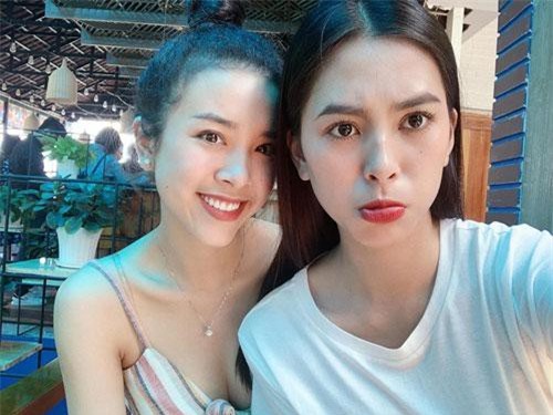 Mặc giản dị, mặt mộc: Trần Tiểu Vy, Thúy An xinh đẹp không ai bằng?