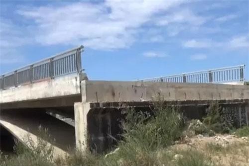 Cầu 32 tỷ đồng xây xong, mòn mỏi chờ... đường dẫn