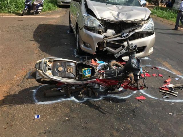 Đắk Lắk: Hai học sinh lớp 9 đi xe máy bị ô tô tông nguy kịch khi đổ dốc