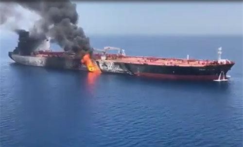 CLIP: Tàu chở dầu bốc cháy bên ngoài vịnh Ba Tư