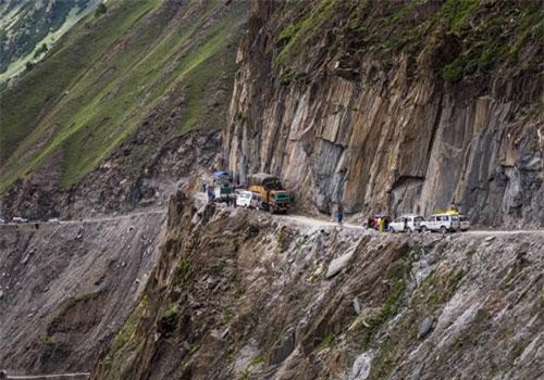 Ghê rợn con đường chết chóc khiến tài xế nín thở đi qua