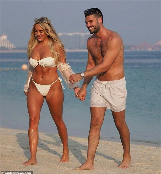 Amber Turner tình tứ bên bạn trai trên bãi biển Dubai - 2