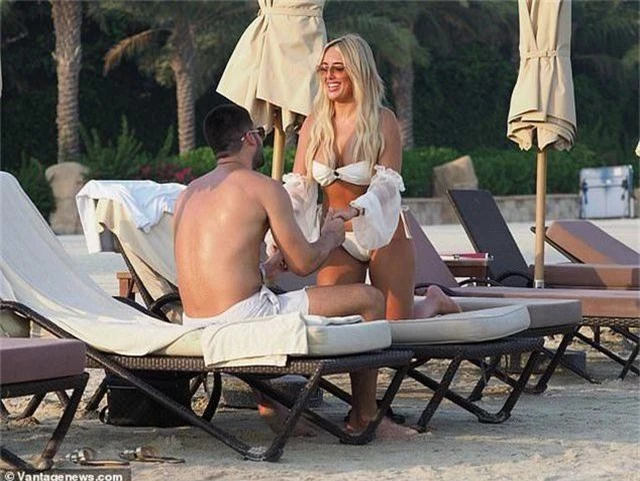 Amber Turner tình tứ bên bạn trai trên bãi biển Dubai - 7