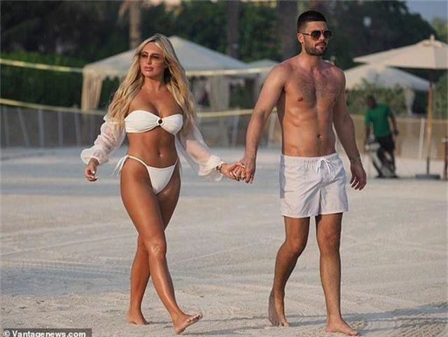 Amber Turner tình tứ bên bạn trai trên bãi biển Dubai - 8