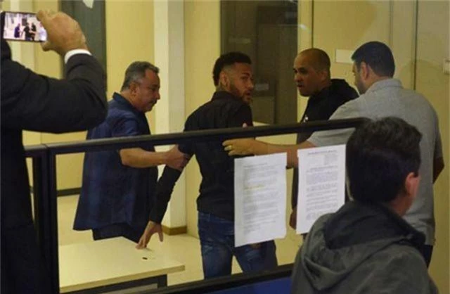 Cô gái tố Neymar hiếp dâm bị cảnh sát “sờ gáy” vì tội vu khống - 2