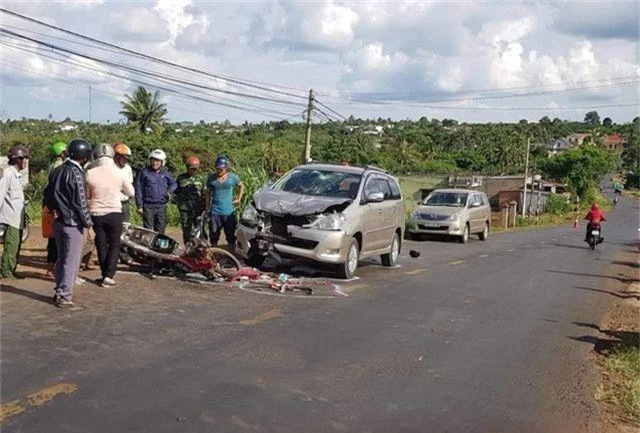 Hai học sinh lớp 9 đi xe máy bị ô tô tông nguy kịch khi đổ dốc - 1