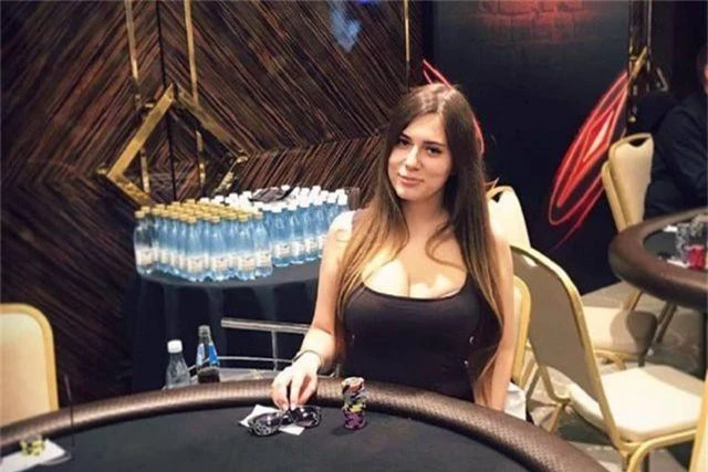 Sấy tóc trong nhà tắm, kiều nữ làng bài poker Nga bị điện giật chết - 3