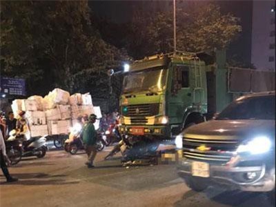 Dừng chờ đèn đỏ, 2 phụ nữ bị ô tô tông thương vong