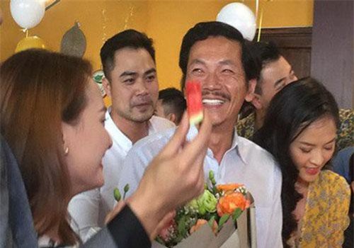 Nghệ sĩ Trung Anh cười hạnh phúc khi được tổ chức sinh nhật trong hậu trường "Về nhà đi con"