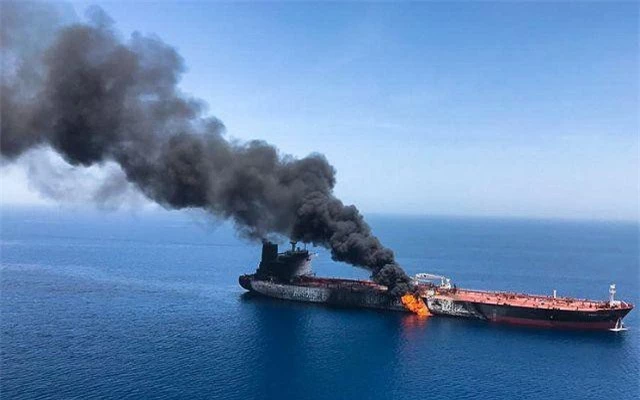 Hình ảnh tàu chở dầu bốc cháy sau khi bị tấn công ở vịnh Oman
