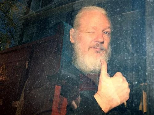Nhà sáng lập WikiLeaks Julian Assange khi bị cảnh sát Anh bắt. Ảnh: Reuters