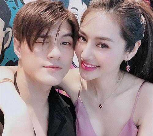 Cuộc sống trái ngược của 2 chân dài rời công ty của Vũ Khắc Tiệp