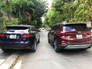 Kỳ lạ 2 chiếc ô tô mang biển đẹp giống hệt nhau