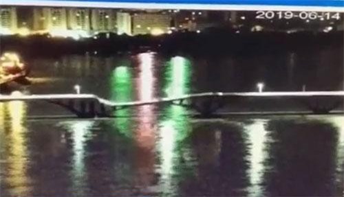 CLIP: Mưa lũ làm sập cầu ở Trung Quốc, nhiều phương tiện và người mất tích